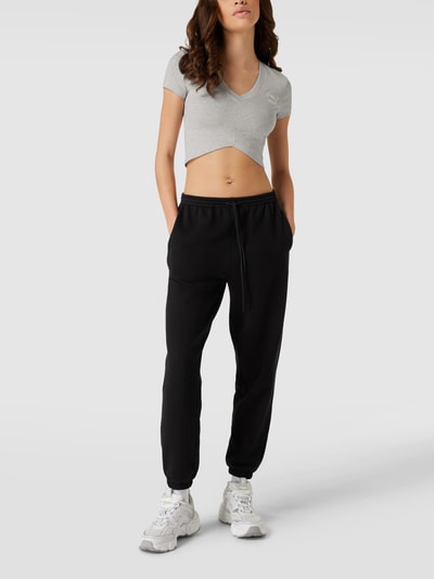 Puma Cropped T-Shirt mit Label-Stitching Modell 'Classics' Hellgrau 1