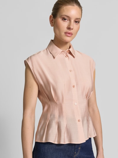 Männermodel trägt Taillierte Bluse aus Modal-Mix von Jake*s Collection, jasnoróżowy, krój slim fit, kołnierzyk koszulowy, zapięcie na guziki, długość pleców w rozmiarze 38: 55 cm, widok na górną część sylwetki z przodu