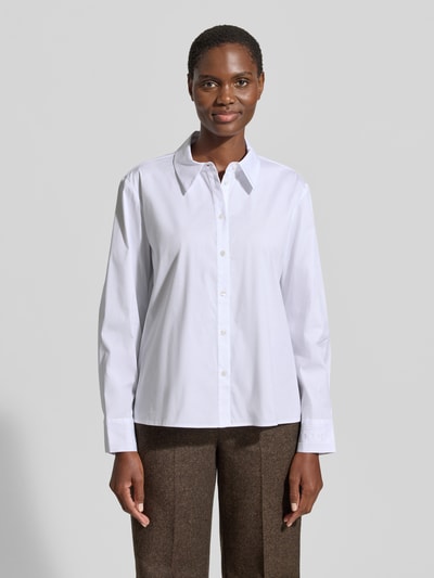 Frauenmodel trägt Bluse mit verlängertem Rücken Modell 'Berendine' von JOOP!, weiß, Hemdblusenkragen, Knopfleiste, Regular Fit, Ganzkörperansicht von vorne