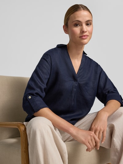 Frauenmodel trägt Regular Fit Leinenbluse mit V-Ausschnitt von Christian Berg Woman in Dunkelblau, reine Leinen, Hemdblusenkragen, Nahaufnahme Oberkörper.