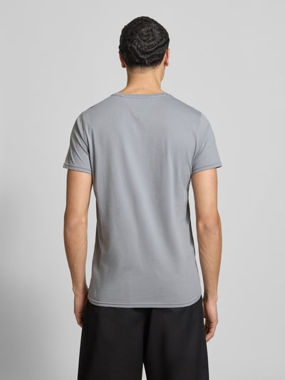 Männermodel trägt Regular Fit T-Shirt aus reiner Baumwolle von Tommy Jeans in Optik: Unifarben, Ganzkörperansicht Rückansicht.