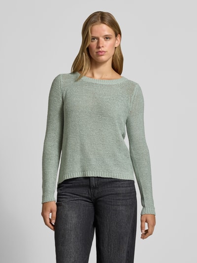 Frauenmodel trägt Regular Fit Pullover mit U-Boot-Ausschnitt Modell 'GEENA' von ONLY in hellgrün mit feiner Strickstruktur, Damen Pullover von ONLY, Ganzkörperansicht von vorne.