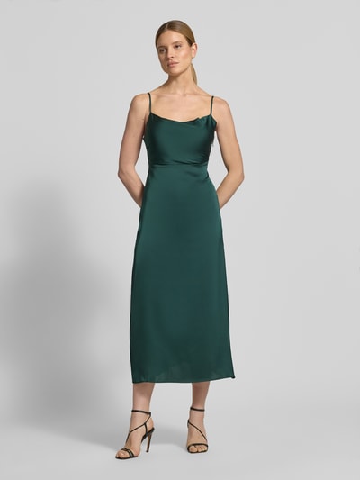 Kobiece modelka nosi sukienkę midi z satyny o kroju regular fit, model 'Ravenna' z dekoltem na plecach, cienkie ramiączka, zamek błyskawiczny, długość tyłu w rozmiarze 36: 117 cm, szerokość w rozmiarze 36: 33 cm, Regular Fit Midikleid mit Rückenausschnitt Modell 'Ravenna' od Vila, całkowity widok z przodu