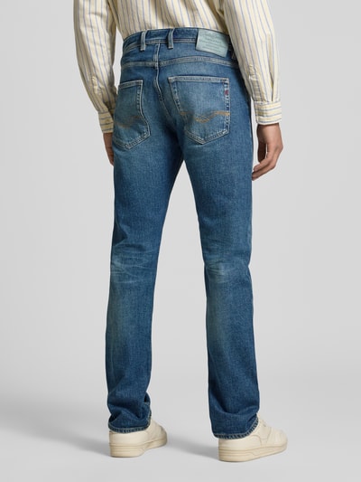 Mężczyznamodel nosi Regular Fit Jeans im 5-Pocket-Design Modell 'Grover' od Replay z elastycznej mieszanki bawełny w niebieskim kolorze, Szerokość w rozmiarze 32/32: 43 cm, długość nogawki wewnętrznej: 80 cm, pełny widok sylwetki z tyłu.