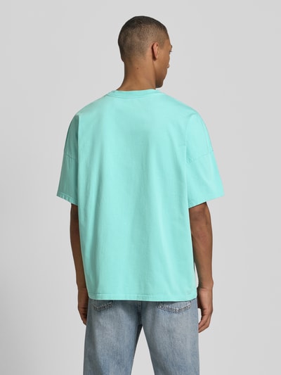 Männermodel trägt T-Shirt mit geripptem Rundhalsausschnitt Modell 'FIZVALLEY' von American Vintage in Mint, Reine Baumwolle, Loose-Fit, Rückenlänge bei Größe M/L: 72 cm, Ganzkörperansicht Rückansicht