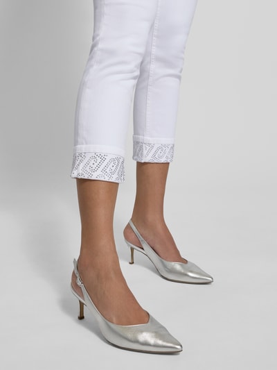 Frauenmodel trägt Jeans mit 5-Pocket-Design Modell 'MONROE' von Liu Jo White, Baumwoll-Elasthan-Mix, Slim-Fit, Nahaufnahme Unterbein.