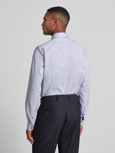 Männermodel trägt Slim Fit Businesshemd aus Baumwoll-Mix mit Kentkragen von OLYMP, feines Streifenmuster, Rückenansicht, Ganzkörperansicht.
