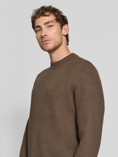 Männermodel trägt Regular Fit Pullover aus Viskose-Mix Modell 'MATTI' von Jake*s Studio Men in Braun, Nahaufnahme Oberkörper.