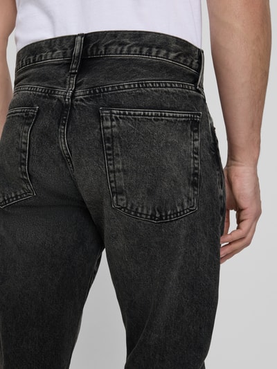 Männermodel trägt Relaxed Straight Fit Jeans im Used-Look von GAP aus Reiner Baumwolle mit Eingrifftaschen, Nahaufnahme Rückansicht.