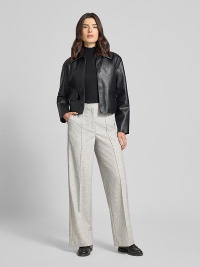 Vrouwenmodel draagt Hose mit Leinen-Anteil und Längsnähten Modell 'RIU' van YAS, Materiaalmix met linnen, wijde benen, voorkant, geheel overzicht