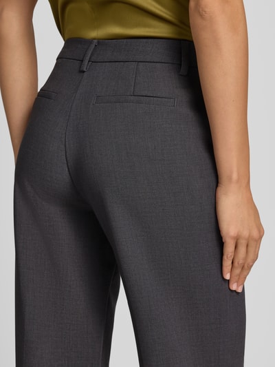 Vrouwenmodel draagt Straight Fit broek met steekzakken van Christian Berg Woman, mix met viscose, paspelzakken achter, detailopname rugaanzicht.