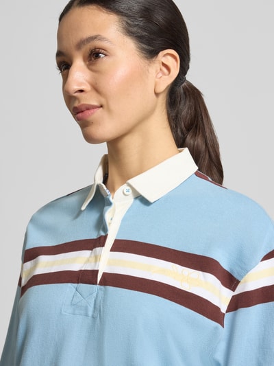 Vrouwenmodel draagt Longsleeve met polokraag en verdekte knoopsluiting van JAKE*S STUDIO WOMAN, puur katoen, relaxed fit, nahaufnahme bovenlichaam.