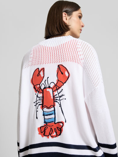 Frauenmodel trägt Cardigan mit überschnittenen Schultern und V-Ausschnitt von Marc Cain aus Reine Baumwolle, Loose-Fit, Rückansicht.