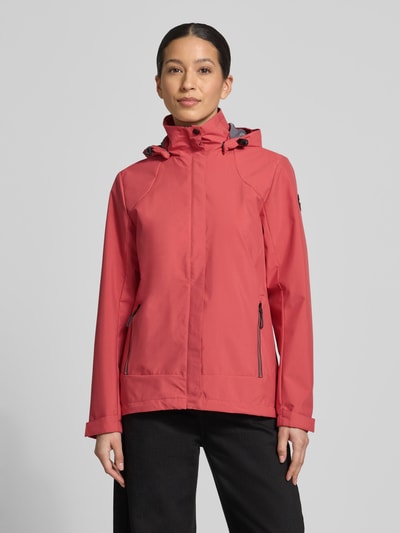 Frauenmodel trägt Parka mit Kapuze und verdecktem Reißverschluss von G.I.G.A. DX in Rot, Gerader-Schnitt, wasserabweisend, Label-Patch, seitliche Reißverschlusstaschen, Rückenlänge 70 cm, Schulterbreite 41 cm, Brustweite 51 cm, Ärmellänge 63 cm, Ganzkörperansicht von vorne.