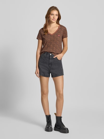 Levi's® T-shirt met V-hals en labelpatch Middenbruin - 1
