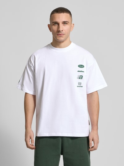 Männermodel trägt Regular Fit T-Shirt mit Logo-Print von ANOTHER COTTON LAB, Baumwoll-Mix, Rundhalsausschnitt, Herren T-Shirt, Ganzkörperansicht von vorne.