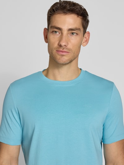 Männermodel trägt Regular Fit T-Shirt aus reiner Baumwolle von s.Oliver RED LABEL, unifarben, kurzarm, Jersey, Nahaufnahme Oberkörper.