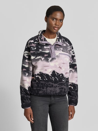 Vrouwenmodel draagt Fleeceshirt met opstaande kraag en labelpatch Model 'Helvetia II' van Columbia in Fleece met straight fit, borstzak met ritssluiting, zwart-roze patroon, vooraanzicht van het bovenlichaam.