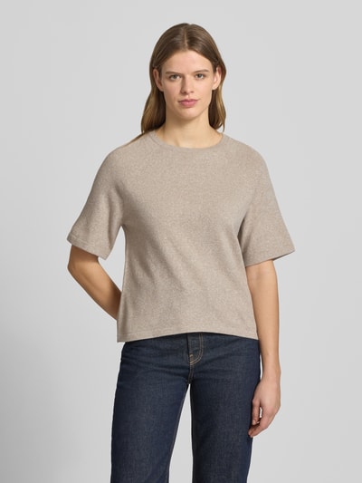 Vrouwenmodel draagt Regular Fit Strick-Shirt met korte raglanmouw model 'BREE' van Pieces, look: effen, ronde hals, knitwear, Ganzkörperansicht van voren.