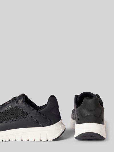 Produktfoto, Sneakersy z gumową podeszwą od Geox, zaokrąglony czubek, wiązanie, detal z logo, wysokość obcasa 3 cm, wysokość cholewki 5 cm, szerokość w rozmiarze 44: 7 cm