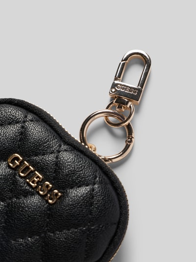 Produktfoto, Schlüsselanhänger in Herzform mit Karabiner von GUESS, czarny brelok do kluczy o kształcie serca, złoty karabińczyk, zamek błyskawiczny, aplikacja z metką