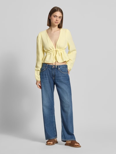 Frauenmodel trägt Regular Fit Langarmbluse aus reiner Baumwolle Modell 'SASTINA' von Pieces in Optik: Unifarben, Musselin-Textur, Ganzkörperansicht von vorne.