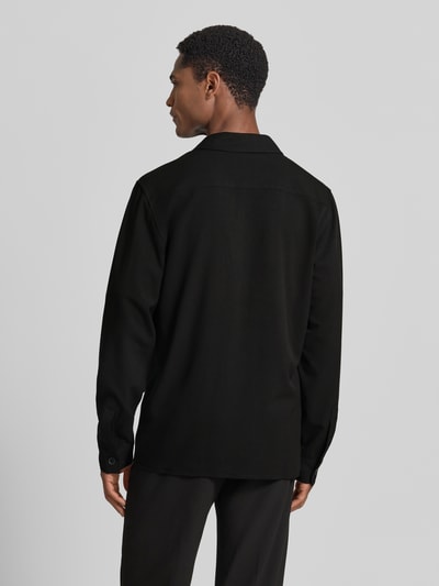 Männermodel trägt Relaxed Fit Hemdjacke mit Brusttaschen von Lindbergh, Material-Mix mit Viskose-Anteil, Rückenlänge 73 cm, Ganzkörperansicht Rückansicht.