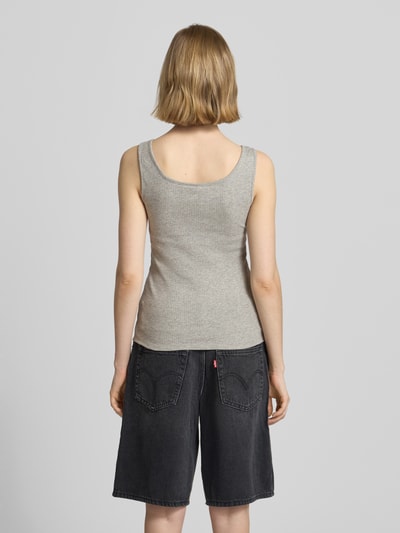 Frauenmodel trägt Slim Fit Tank Top aus Bio-Baumwoll-Mix Modell 'KITTE' von Pieces, Optik: Unifarben, Ripp, Ganzkörperansicht Rückansicht.
