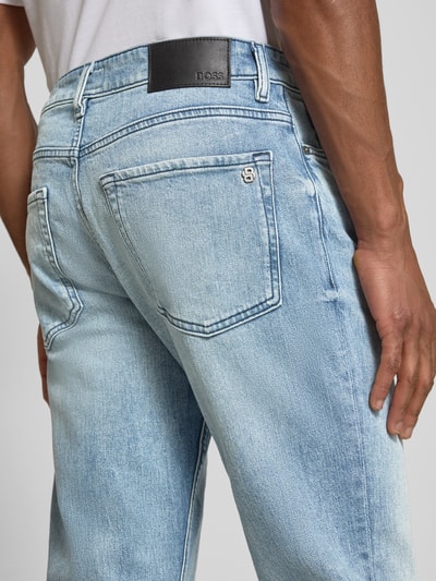 Männermodel trägt Slim Fit Jeans aus Baumwoll-Mix mit Lyocell-Anteil Modell 'ONYX BO' von BOSS, unifarben, Nahaufnahme Rückansicht.