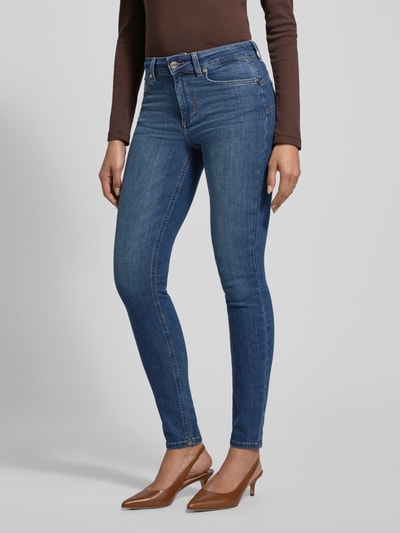 Frauenmodel trägt Skinny Fit Jeans mit Ziersteinbesatz Modell 'DIVINE' von Liu Jo White aus Baumwoll-Mix mit Stretch-Anteil, Eingrifftaschen, mittlerer Blauton, glatte Textur, Ganzkörperansicht von vorne.