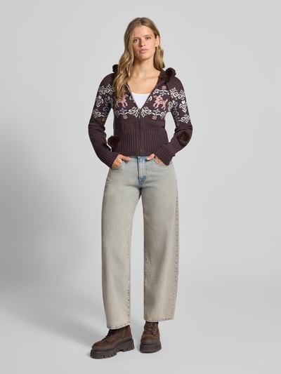 Vrouwenmodel draagt Strickjacke im Allover-Look Modell 'ECLAIR' van DAISY STREET in bruin, fijne gebreide structuur, met capuchon en pompons, slim fit, geheel voormaanzicht.