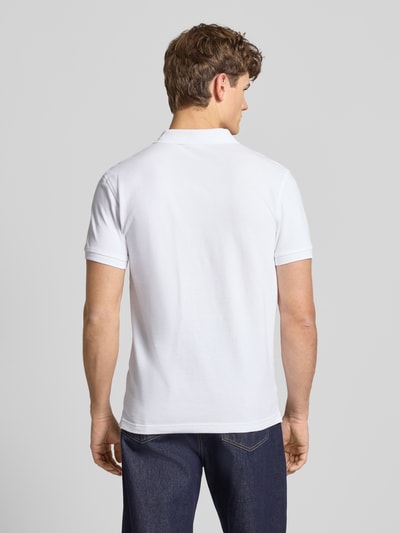 Männermodel trägt Poloshirt mit Label-Detail von Levi's®, Reine Baumwolle, Regular-Fit, Polokragen, Rückenlänge 71 cm, Ganzkörperansicht Rückansicht.