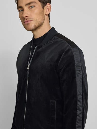 Männermodel trägt Sweatjacke mit gerippten Abschlüssen von Antony Morato, Relaxed-Fit, Stehkragen, Reißverschluss, Eingrifftaschen, Nahaufnahme Oberkörper.