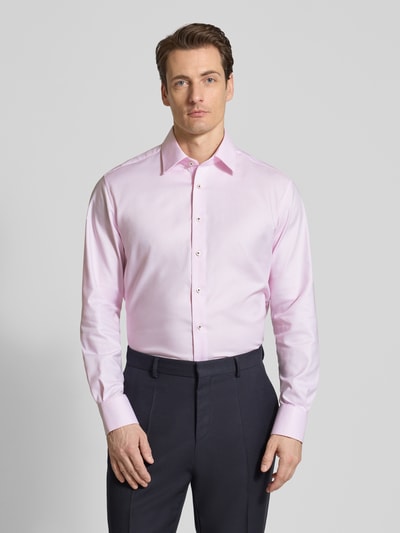 Männermodel trägt Regular Fit Business-Hemd mit Kentkragen von ETERNA aus reiner Baumwolle, Unifarben, Ganzkörperansicht von vorne. Rückenlänge 80 cm, Schulterbreite 46 cm, Ärmellänge 66 cm, durchgehende Knopfleiste, langärmelig, Sportmanschetten.