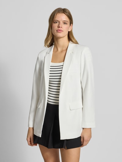 Kobiece modelka nosi Loose Fit Longblazer mit Abnähern Modell 'BOZZY' od Pieces, efekt: jednolity kolor, kołnierz z połami, długi rękaw, kieszenie z patką, wyhaftowane logo, bez zapięcia, krój loose fit, całkowity widok z przodu.