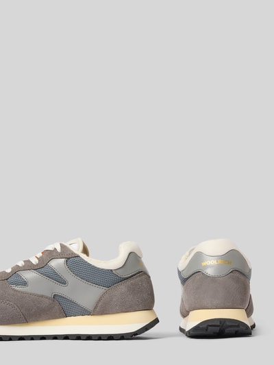 Produktfoto, Sneaker aus Leder-Mix mit Logo-Detail Modell 'Gravel' von Woolrich, grau-beige Töne, Schnürverschluss, profilierte Sohle, strukturierte Texturen