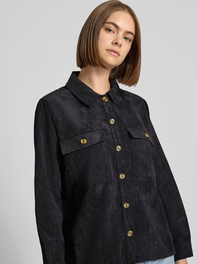 Frauenmodel trägt Relaxed Fit Langarmbluse in Cord-Optik Modell 'EFFI' von PIECES, schwarze Farbe, feine Rippenstruktur, Nahaufnahme Oberkörper. Damen Langarmbluse von PIECES.