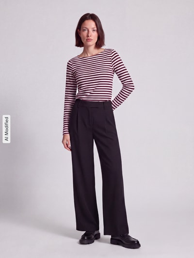 Vrouwenmodel draagt shirt met lange mouwen van puur katoen Slim Fit Langarmshirt aus reiner Baumwolle von s.Oliver RED LABEL, kleurenmix van bordeaux en wit, zwart broek, Ganzkörperansicht van voren, KI-modificeerd beeld