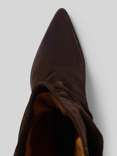 Produktfoto, Stiefel aus echtem Leder von Copenhagen in Dunkelbraun, spitze Form, glatte Sohle, sichtbare Raffungen, Detailaufnahme, Damen Stiefel, Absatzhöhe 6 cm, Schafthöhe 22 cm, Schaftweite 17 cm