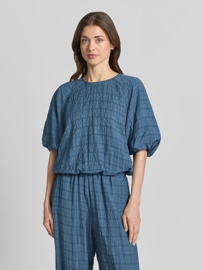 Vrouwenmodel draagt Regular Fit Bluse met structuurpatroon van Jake*s Casual in blauw, ballonlook, ronde hals, normale fit, detailopname bovenlichaam.