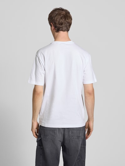 Männermodel trägt Herren T-Shirt von Only & Sons, Relaxed-Fit, Optik: Unifarben, reine Baumwolle, Modell 'FRED', Ganzkörperansicht Rückansicht.