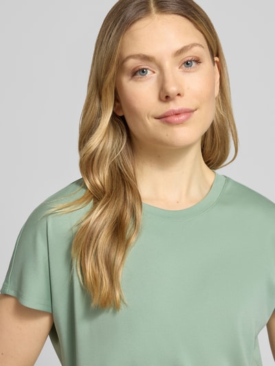 Frauenmodel trägt T-Shirt aus Modal-Mix mit Rundhalsausschnitt von Jake*s Collection in Mint, Regular-Fit, glatte Textur, Nahaufnahme Oberkörper. Rückenlänge bei Größe S: 58 cm.