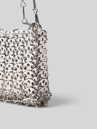 Produktfoto, Handtasche in Ketten-Optik von Rabanne mit silbernen Ketten, glänzender Textur, offenem Hauptfach und Logo-Detail vor grauem Hintergrund.