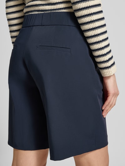 Kobiece modelka nosi Schlupfbermuda Techno Cotton Superstretch od Raffaello Rossi, krój regular fit, model 'ISKA', elastyczny pas, kieszenie z tyłu, szerokość w rozmiarze 36: 39 cm, długość wewnętrzna nogawki w rozmiarze 36: 24 cm, ciemnogranatowy, gładki materiał, widok całych pleców.