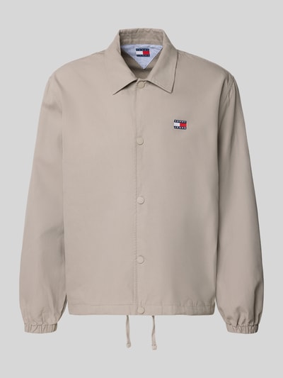 Produktfoto, Regular Fit Hemdjacke aus reiner Baumwolle von Tommy Jeans in Optik: Unifarben mit Druckknopfleiste, Label-Stitching-Applikation, Umlegekragen, Langarm, seitlichen Eingrifftaschen und Innentasche, gefertigt aus reine Baumwolle