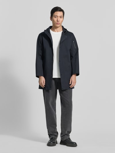 Männermodel trägt Regular Fit Jacke mit Kapuze Modell 'Spirit' van G-LAB in katoenmix met steekzakken, mouwzak, logodetail, ganzkörperansicht van voren.
