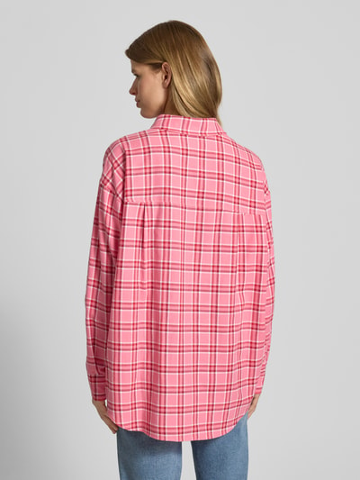 Vrouwenmodel draagt oversized vrijetijdshem 'Vivian' van OH APRIL in roze ruit, pure katoen, rugdetail, volledige rugaanzicht.
