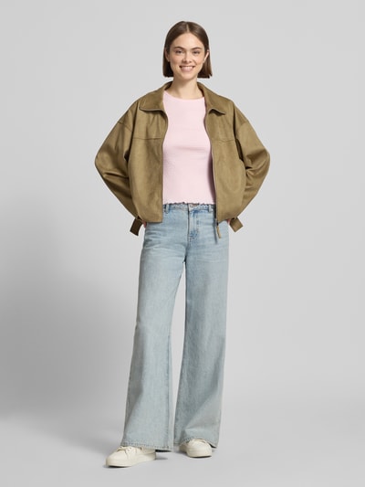 Frauenmodel trägt Damen T-Shirt mit Label-Stitching Modell 'Lune' von OH APRIL, Reine Baumwolle, Körpernaher-Schnitt, Muschelsaum, Ganzkörperansicht von vorne.