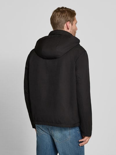 Männermodel trägt Regular Fit Jacke mit Stehkragen von Emporio Armani in Schwarz, glatte Oberfläche, Rückenansicht, Ganzkörperansicht Rückansicht.