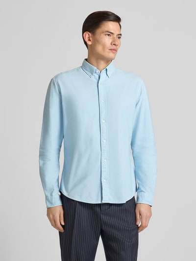 Männermodel trägt Freizeithemd mit Knopfleiste von MCNEAL, reine Baumwolle, Regular-Fit, Button-Down-Kragen, hellblau, Ganzkörperansicht von vorne.